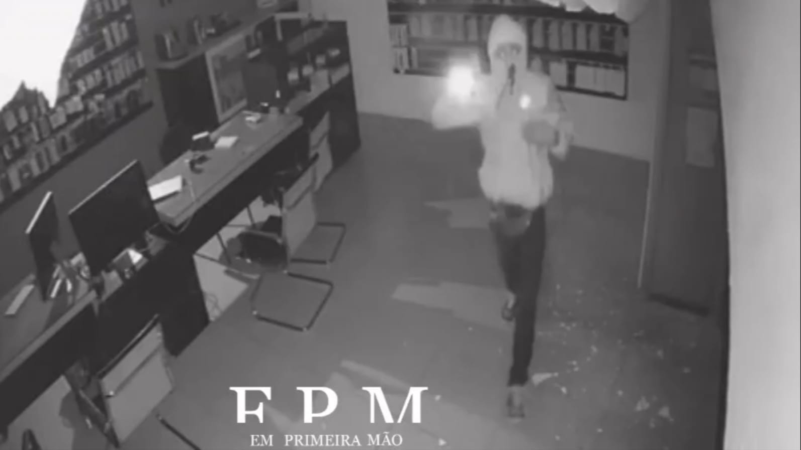 Câmera de segurança flagra furto em loja de celulares no centro de Franca