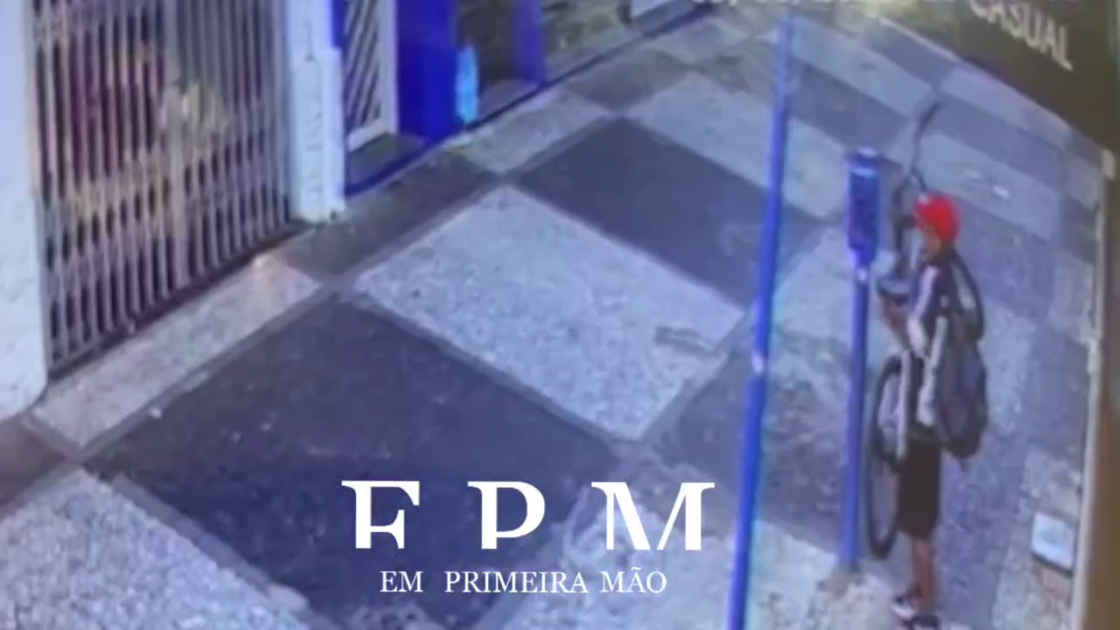 Câmera de segurança flagra furto de bicicleta no centro de Franca