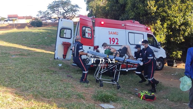 Homem é socorrido após ser baleado no Jardim Tropical em Franca