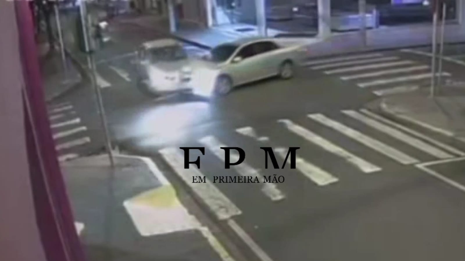 Motorista desatenta avança sinal vermelho e causa acidente no Centro de Franca 