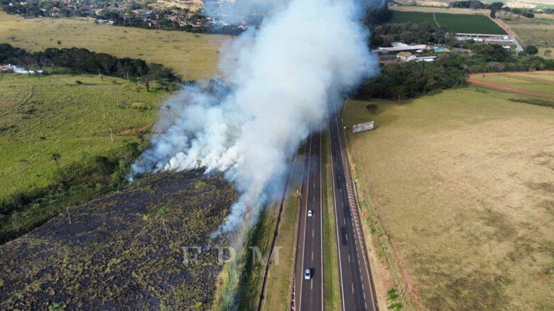 Incêndio em extensa área de mata mobiliza equipe do Corpo de Bombeiros em Franca