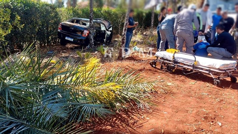 Carro vai parar dentro de fazenda após motorista ser fechado em rodovia 