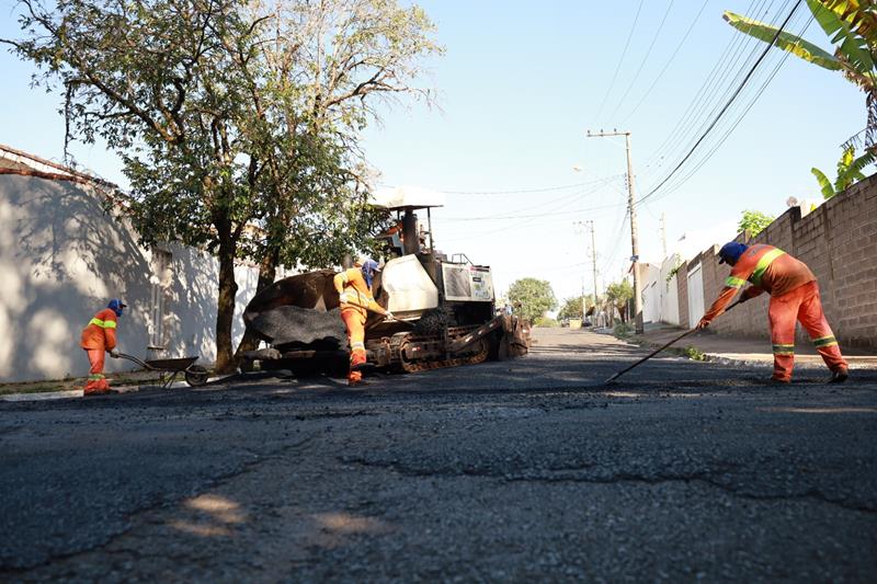 Prefeitura inicia recapeamento na rua das Orquídeas