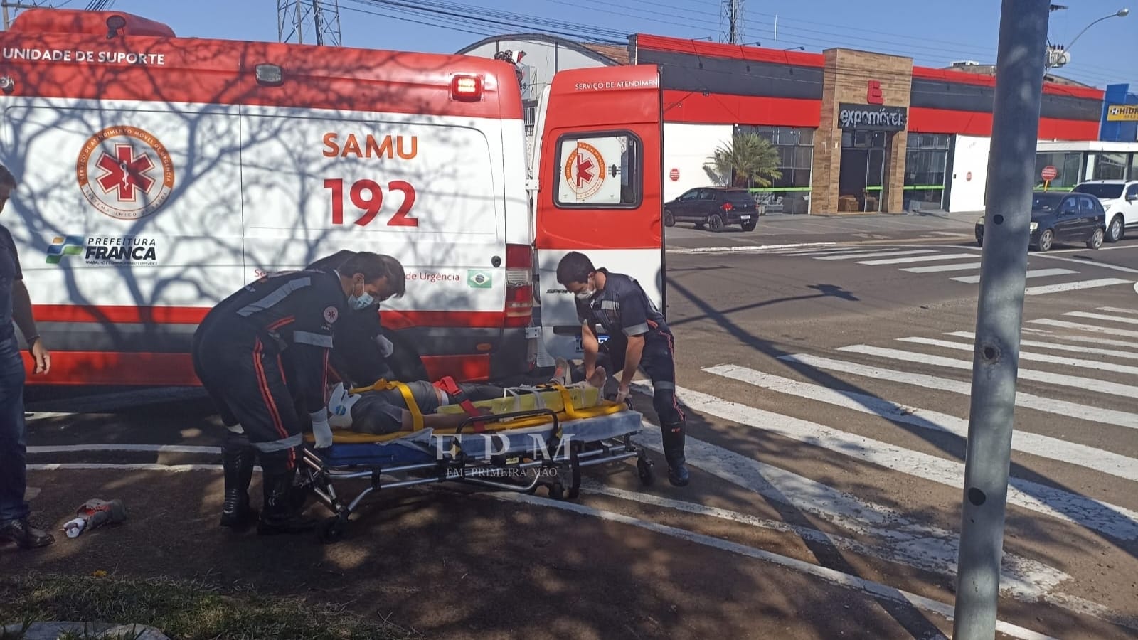 Motociclista sofre fratura exposta após ser fechado por veículo em avenida de Franca