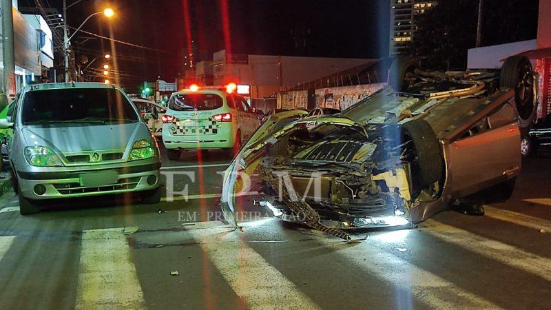 Carro capota após colisão com dois veículos estacionados em avenida de Franca; duas pessoas são socorridas