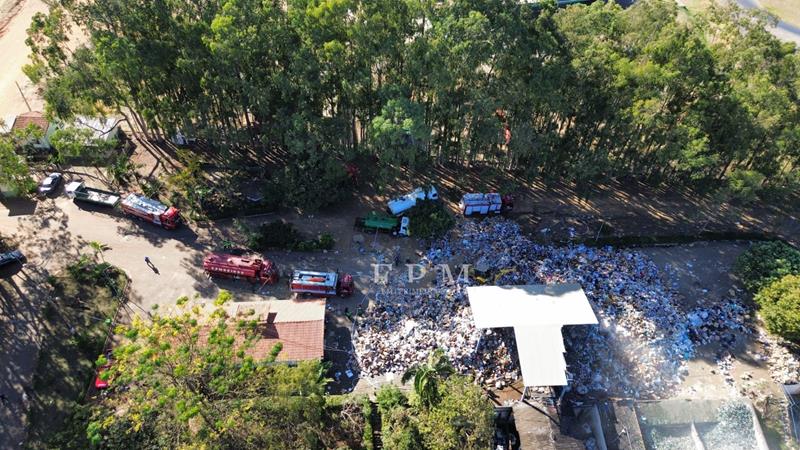 Incêndio atinge depósito de recicláveis em Franca