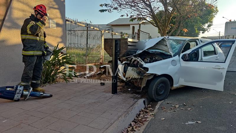 Motorista fica ferido após colidir carro contra lixeira no Parque Moema em Franca