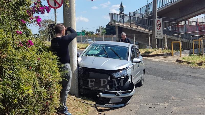 Idosa passa mal ao volante e atinge poste no Parque das Árvores em Franca.