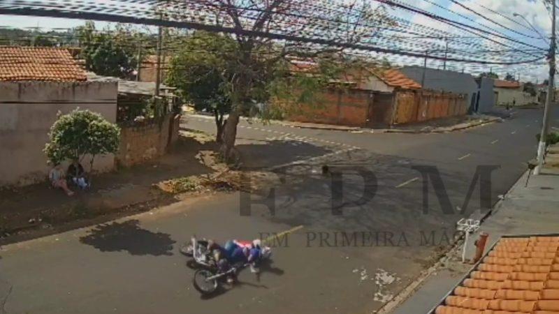 Câmera registra atropelamento de cachorro que deixou duas pessoas feridas em Franca 