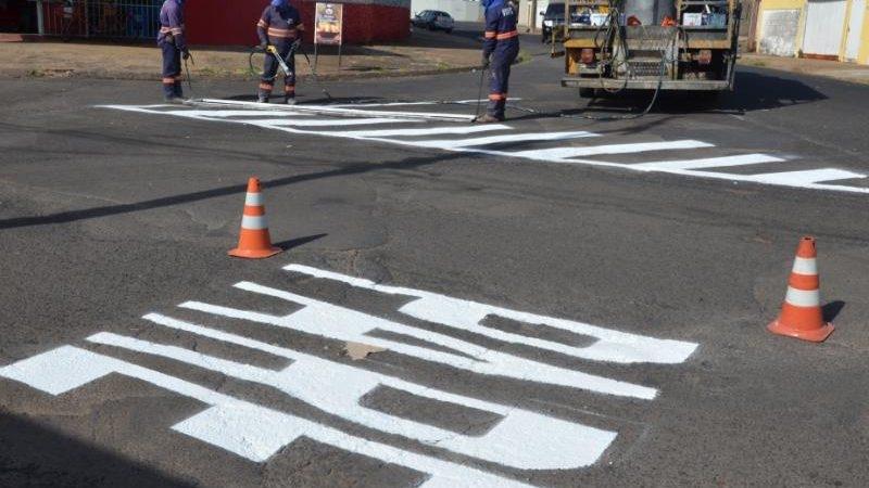 Prefeitura intensifica trabalhos de sinalização viária e de placas