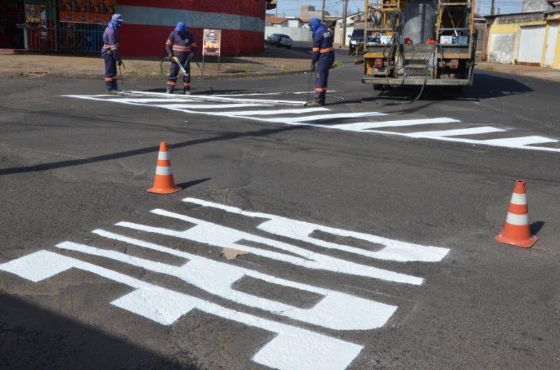 Prefeitura intensifica trabalhos de sinalização viária e de placas