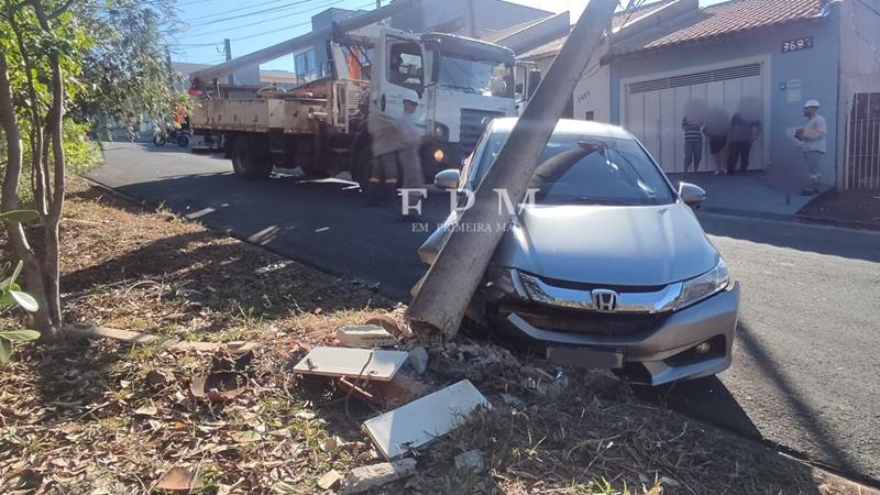 Motorista abandona carro após bater e derrubar poste no Ângela Rosa em Franca