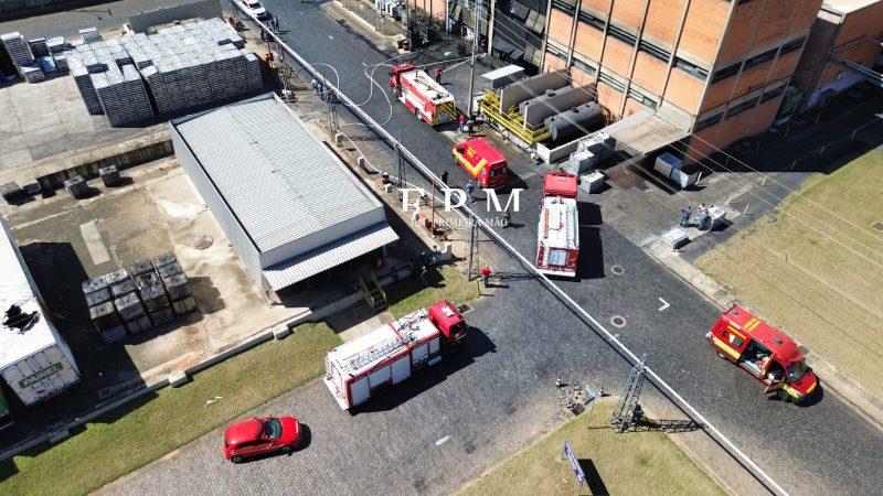 Incêndio em fábrica de borracha mobiliza equipes do Corpo de Bombeiros em Franca