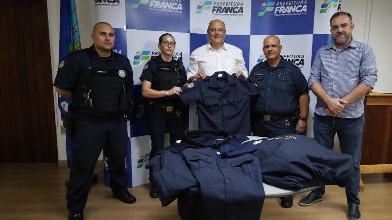 Guardas civis municipais de Franca recebem novos uniformes