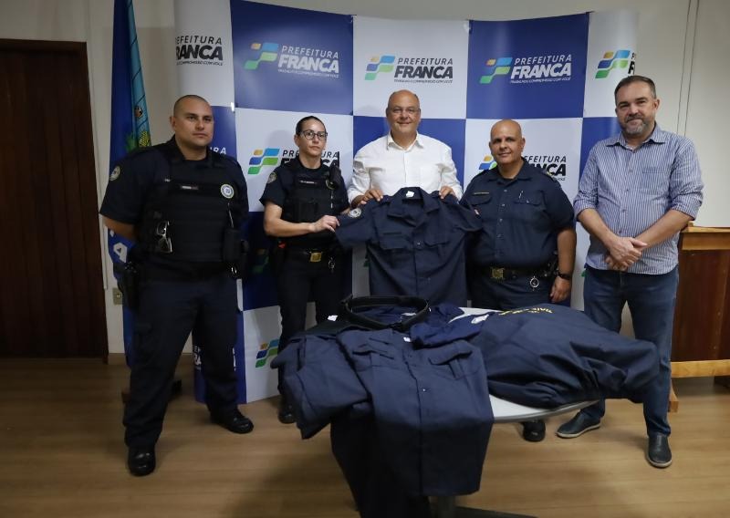 Guardas civis municipais de Franca recebem novos uniformes