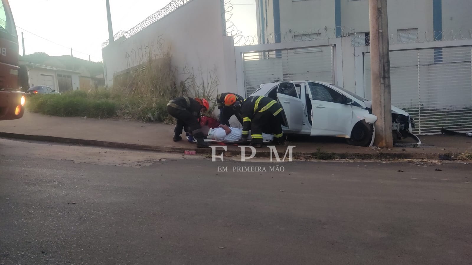 Motorista passa mal ao volante e atinge poste na Vila Rezende
