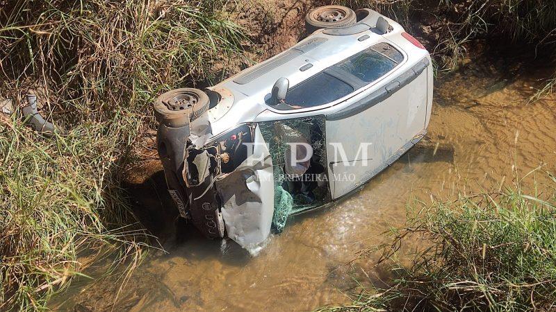 Motorista despenca em córrego para evitar colisão frontal em rodovia de Franca