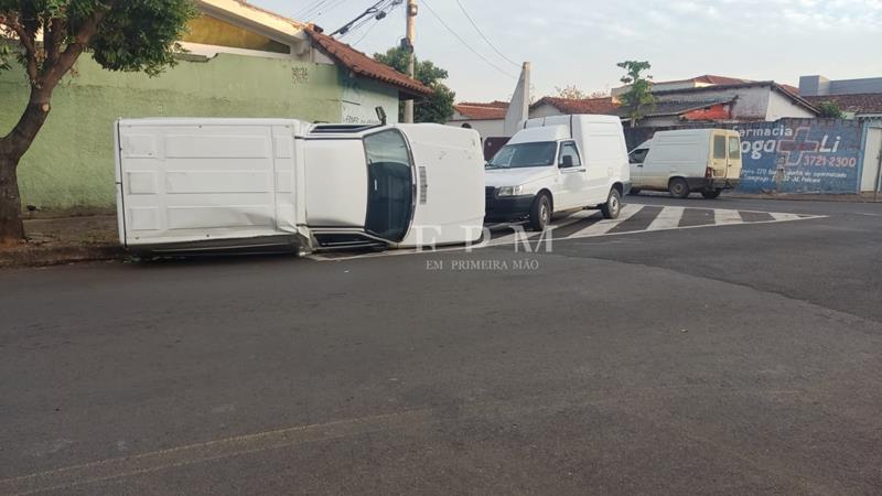 Carro tomba após ser atingido por motorista que não respeitou sinal de parada obrigatória em Franca