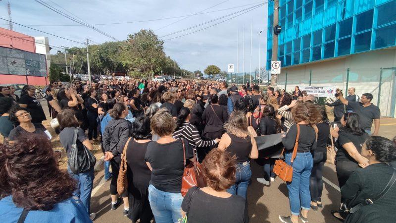 Professores em luto protestam em frente à Secretaria Municipal de Educação em busca de segurança nas escolas