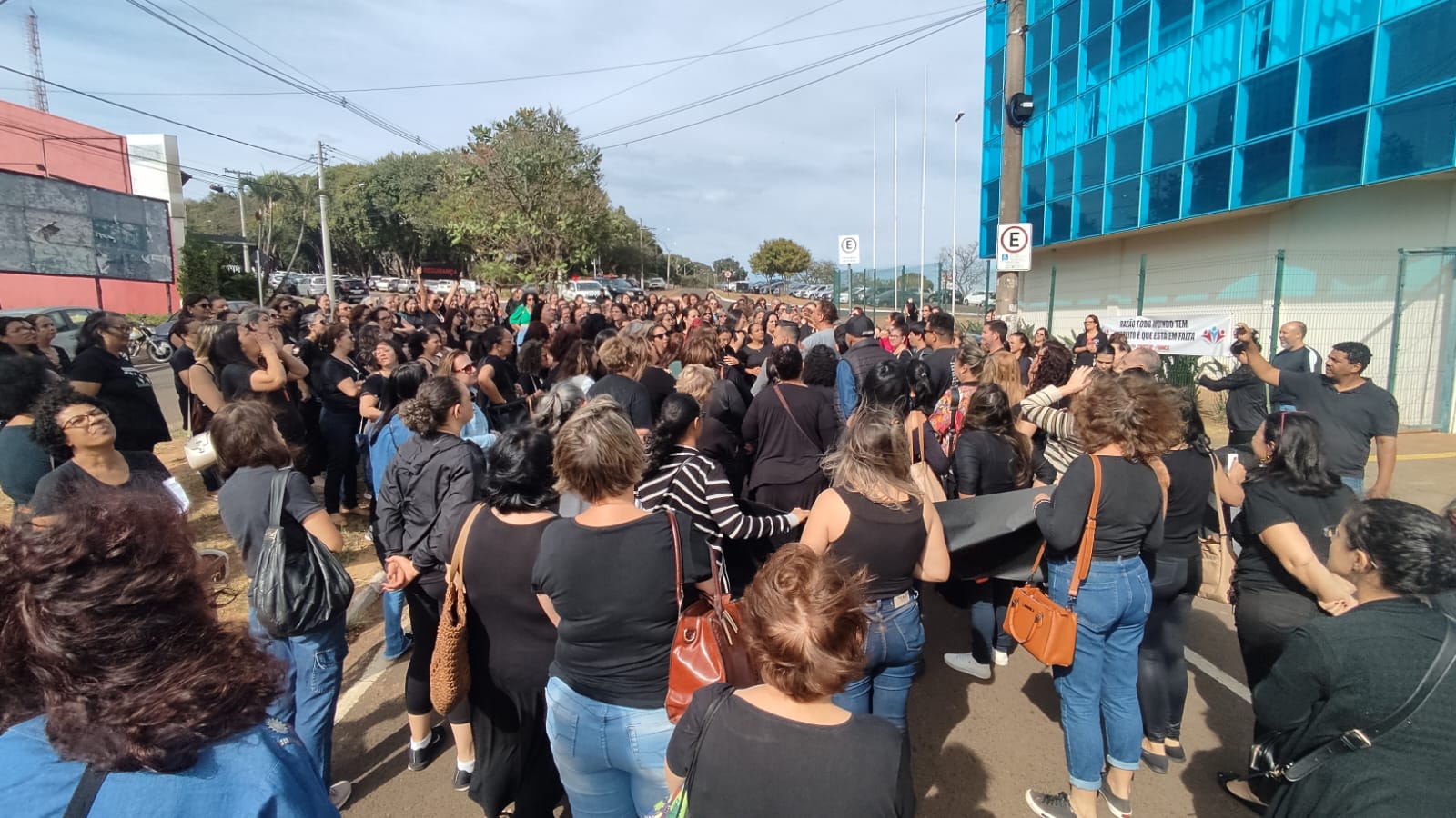 Professores em luto protestam em frente à Secretaria Municipal de Educação em busca de segurança nas escolas