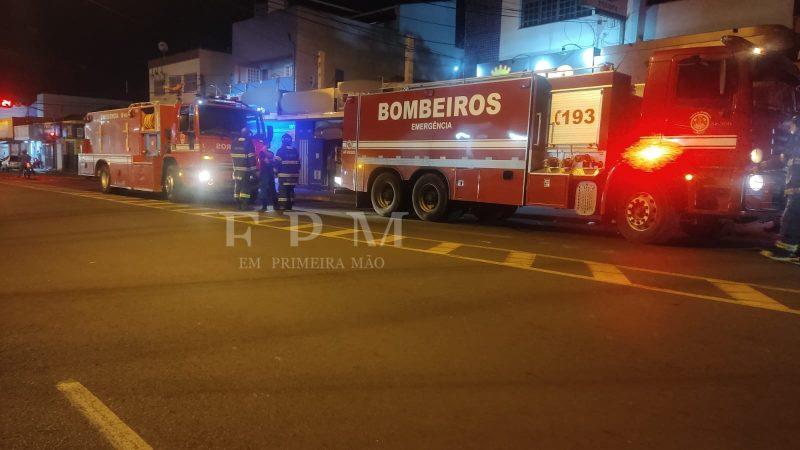 Fogo em loja de celulares mobiliza equipes do Corpo de Bombeiros em Franca