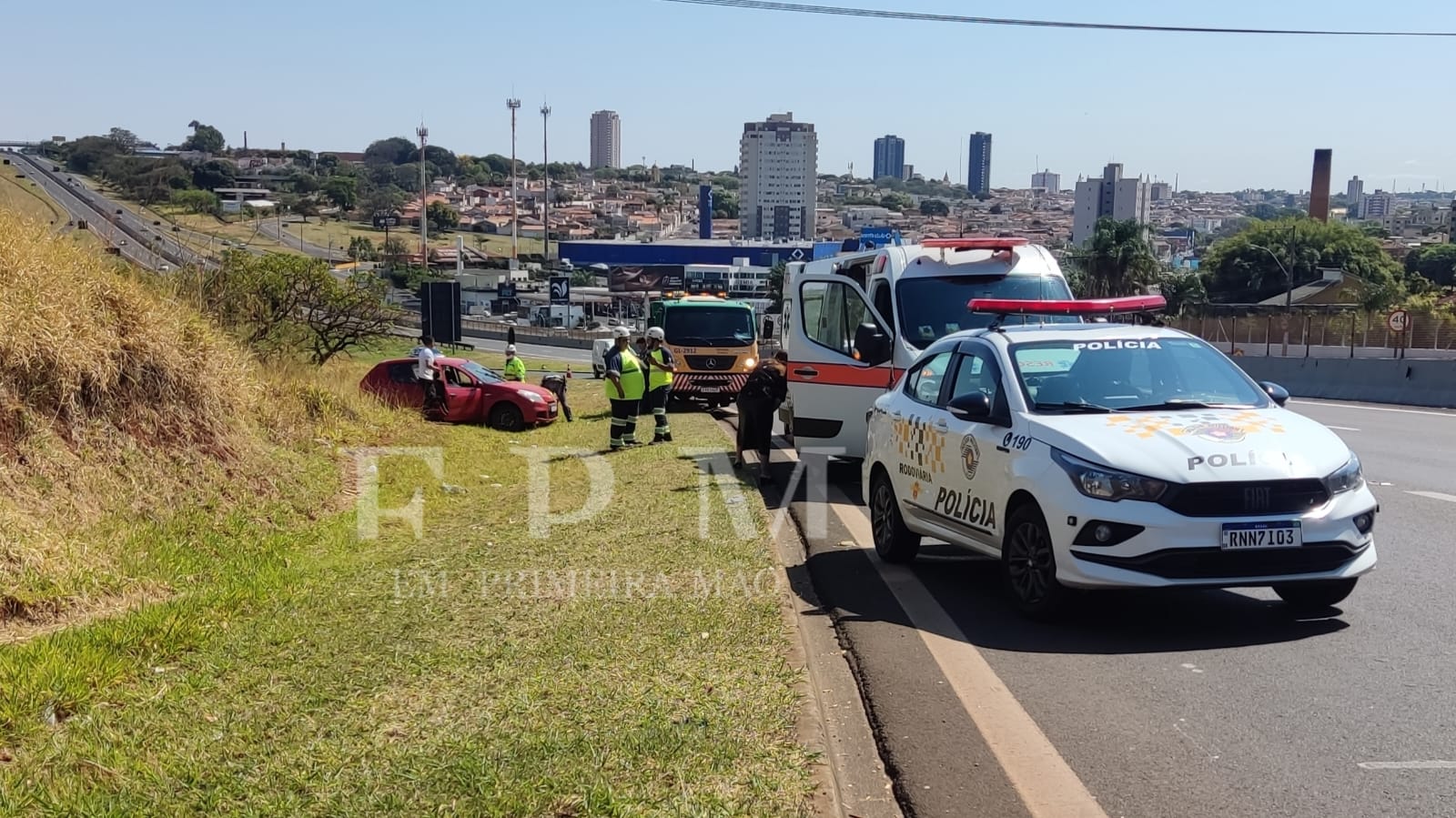 Motorista perde controle e tomba veículo na Cândido Portinari em Franca