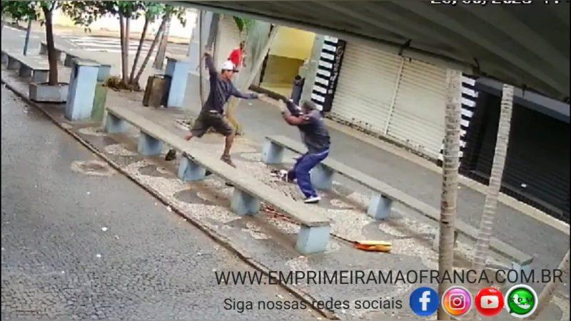 Briga entre moradores em situação de rua é registrada por câmera de segurança em Franca