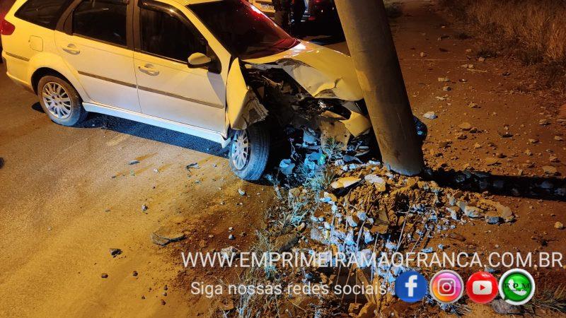 Após um dia de trabalho, motorista cochila e colide em poste em avenida de Franca