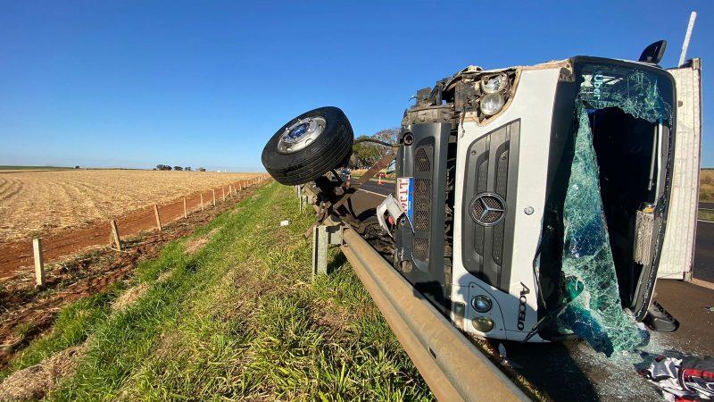 Acidente com caminhões por pouco não terminou em tragédia na Cândido Portinari