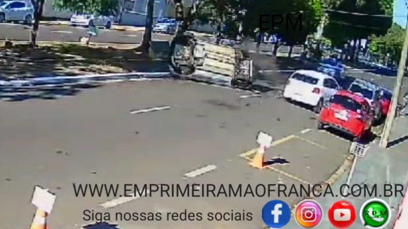 Motorista capota carro após atingir traseira de veículo na Estação