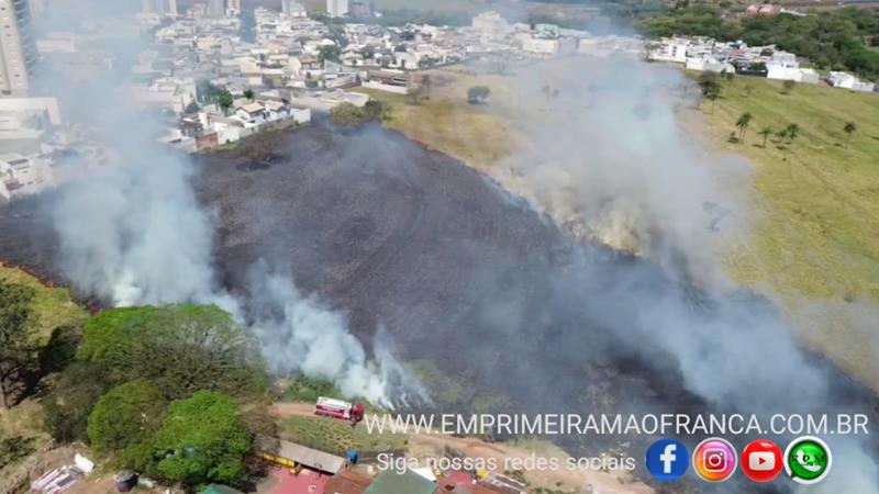 Incêndio em uma grande área de mata mobiliza equipe do Corpo de Bombeiros em Franca