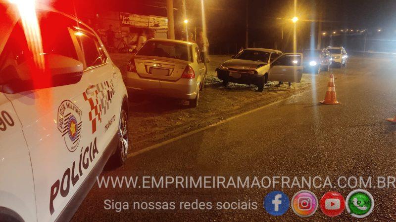 Motorista invade contramão e causa acidente em avenida de Franca