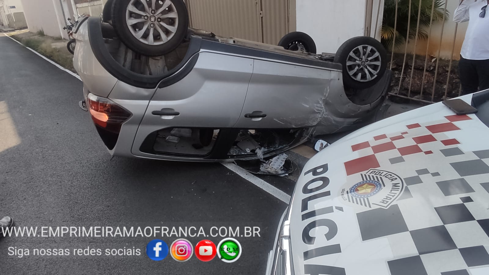 Carro capota após ser atingido por motorista que não respeitou sinal de pare em Franca