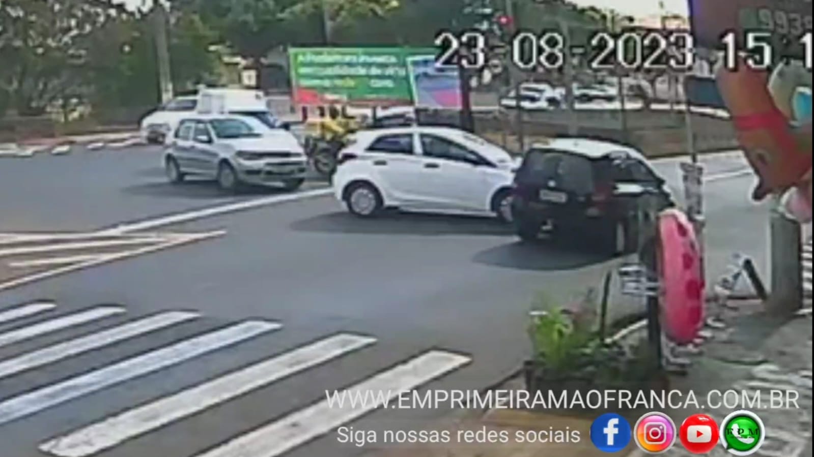 Câmera de segurança registra colisão entre dois veículos em avenida movimentada de Franca