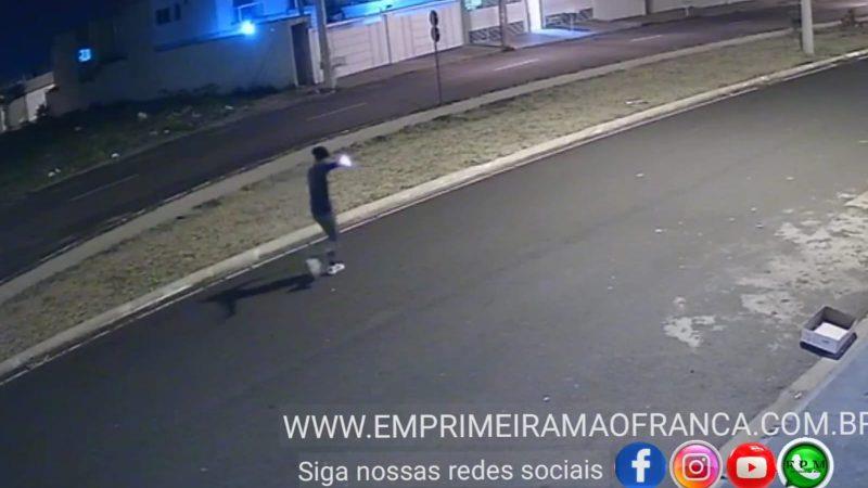 Câmeras flagram indivíduo efetuando disparos de arma de fogo em supermercado em Franca