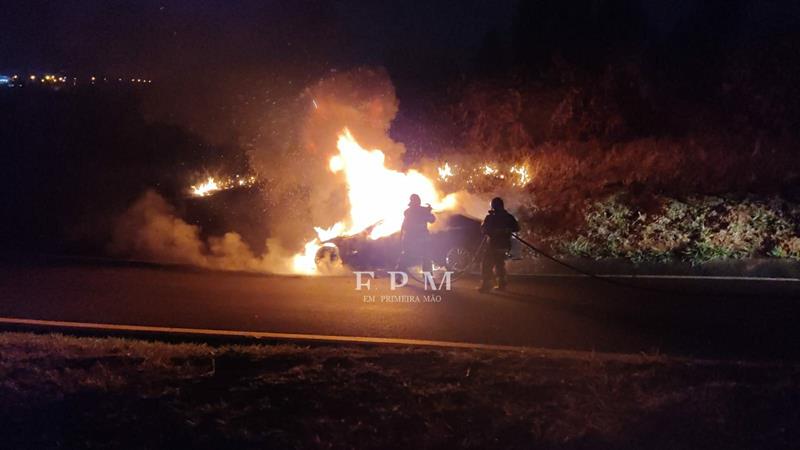 Incêndio em veículo mobiliza equipe do Corpo de Bombeiros