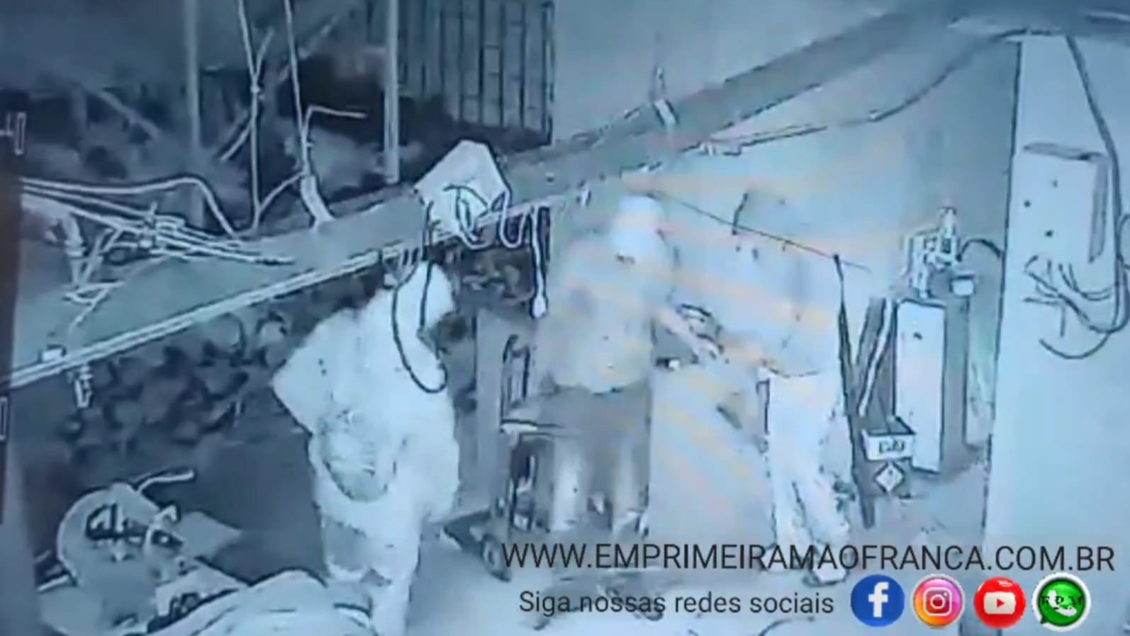 Câmera de segurança flagra bandidos furtando fábrica em Franca