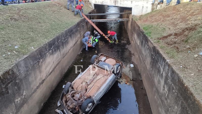 Mãe e bebê saíram praticamente ilesos após carro cair em córrego em Franca