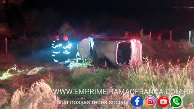 Carro com família capota em rodovia; pai é socorrido em estado grave