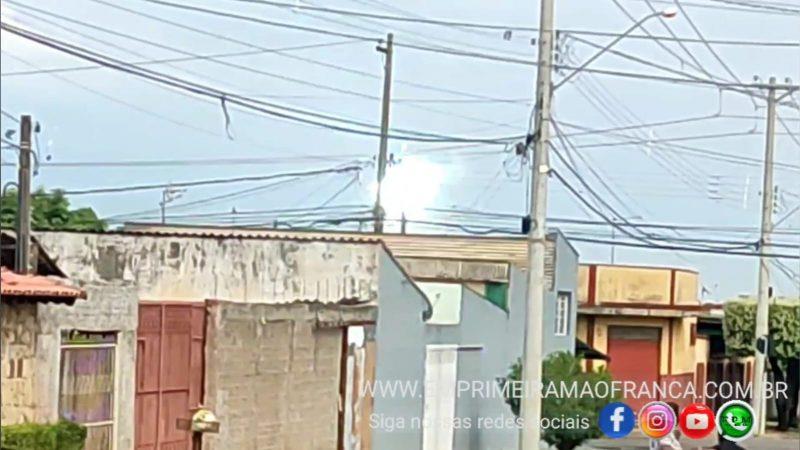 Curto-circuito na rede de alta tensão assusta moradores na Vila Rezende em Franca