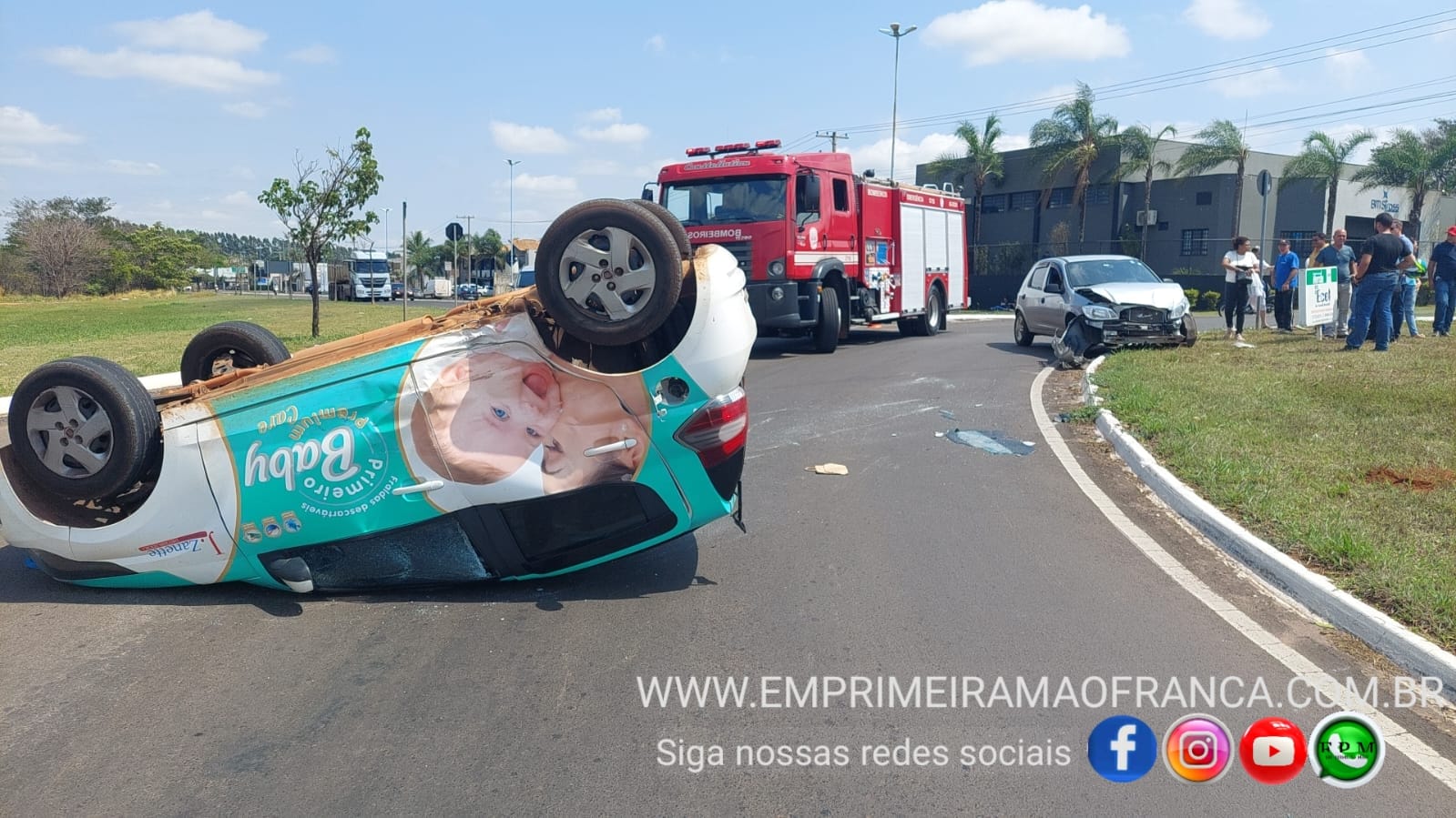 Carro capota após ser atingido por veículo que não respeitou sinal de pare em avenida de Franca