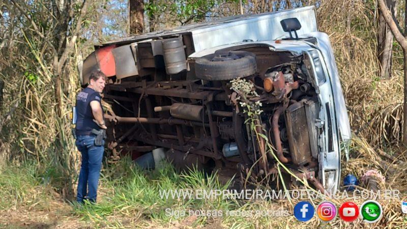 Motorista morre após capotar caminhão na Cândido Portinari