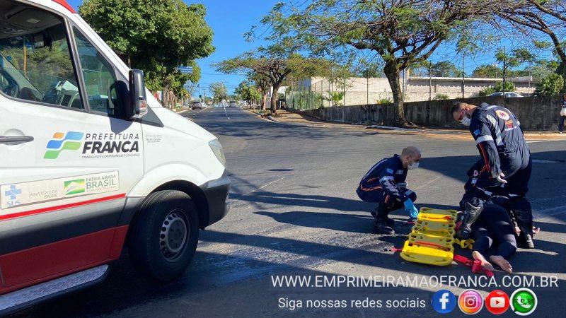 Motociclista fica ferida após escorregar em óleo derramado em avenida de Franca 