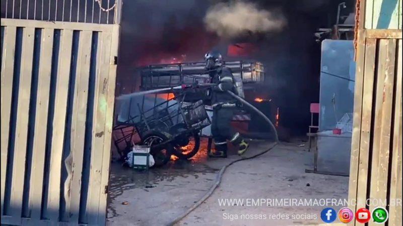 Incêndio em depósito de recicláveis mobiliza equipes do Corpo de Bombeiros em Franca