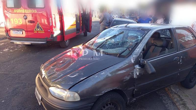 Motorista perde controle de veículo, atinge carro estacionado e capota em Franca