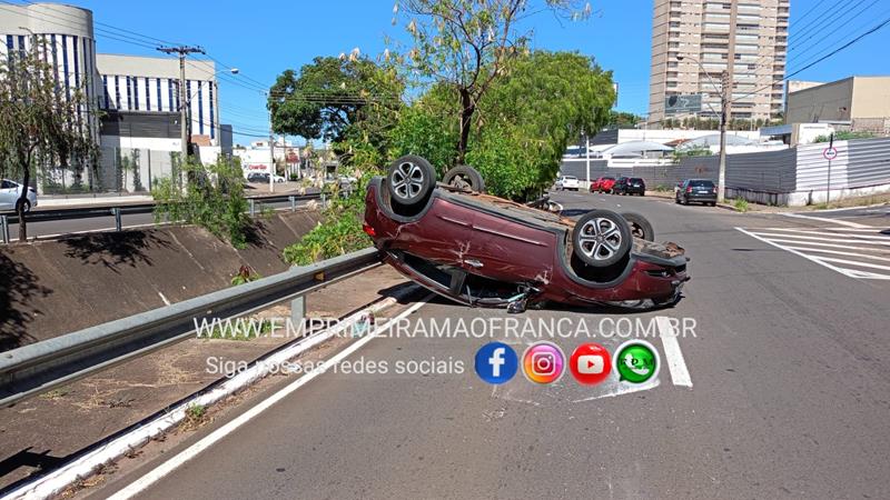 Mãe e filha saem ilesas após capotamento em avenida de Franca