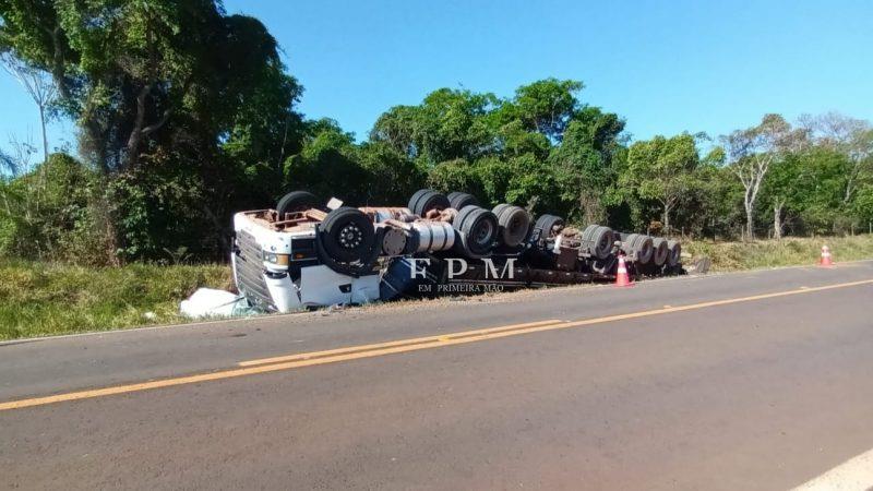 Motorista fica ferido após capotamento de carreta na rodovia Felipe Calixto