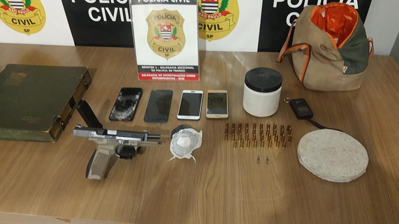 Operação da Polícia Civil prende casal do crime com drogas e arma na região