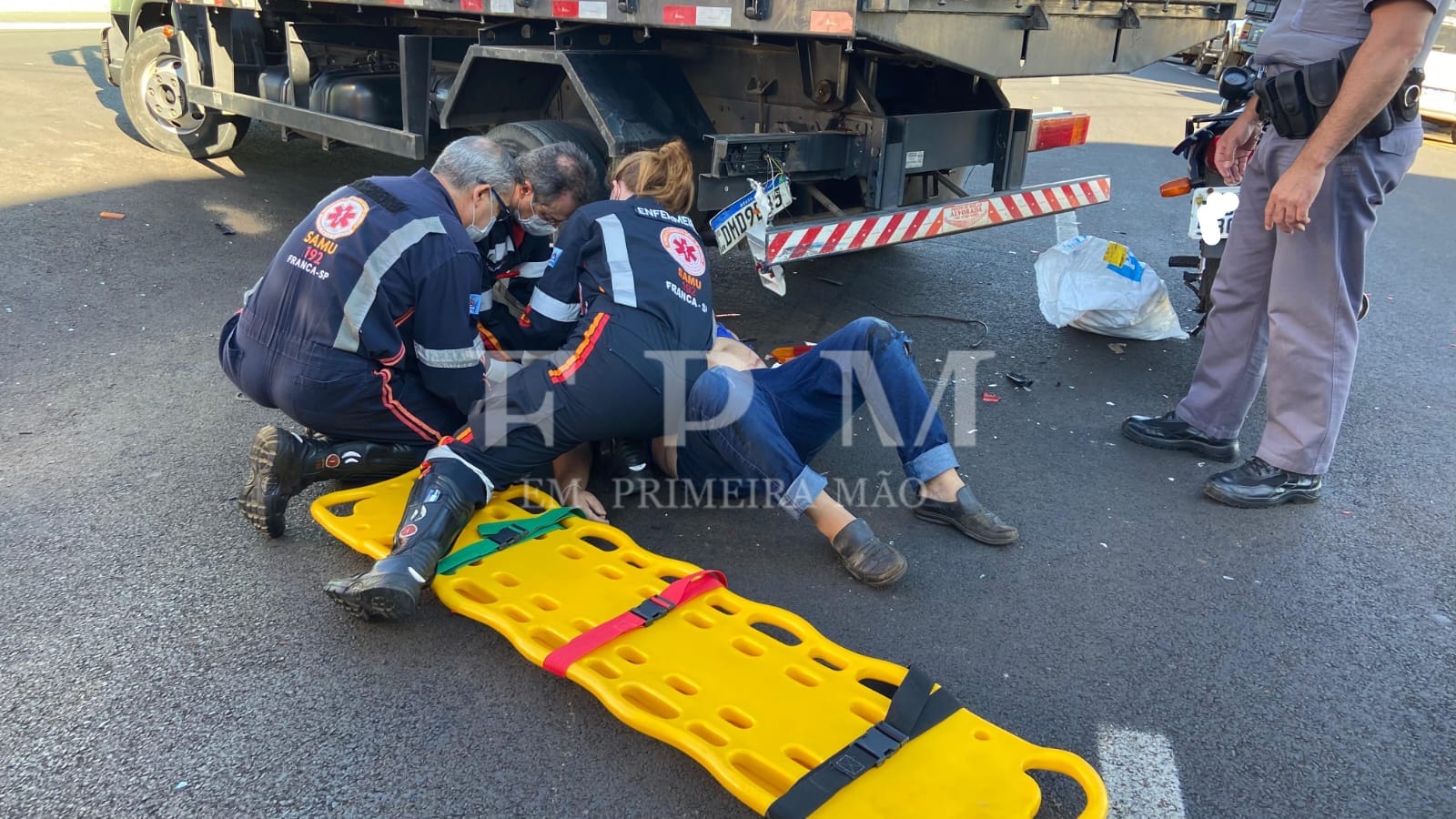 Motociclista fica ferido após colidir em traseira de caminhão em Franca