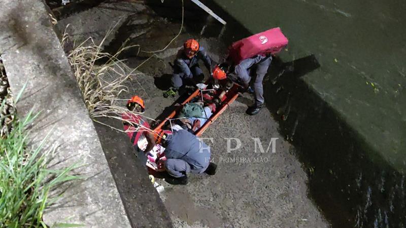 Ciclista é resgatado com ferimentos graves após cair em córrego em Franca